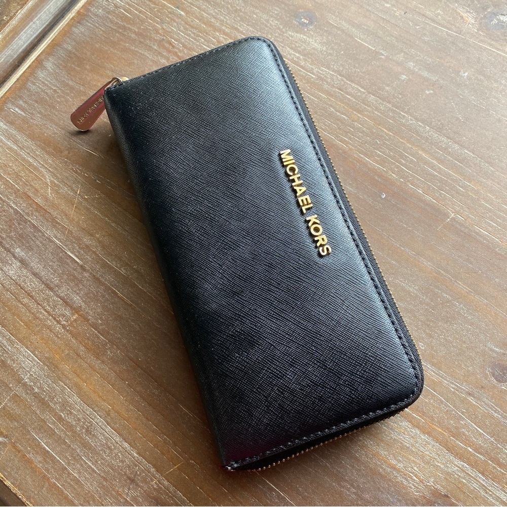 Michael Kors Zipped Long Large Black Leather Wallet